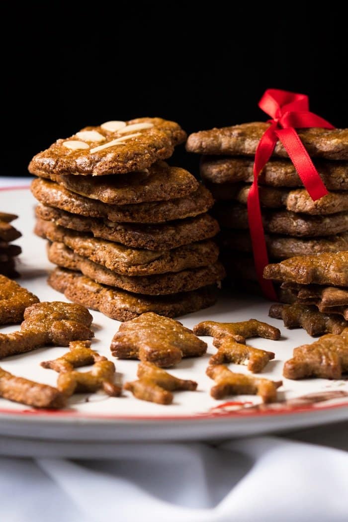 Stacks of keto speculoos tied with a ribbon