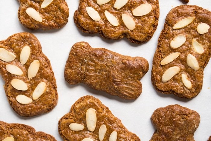 Low carb & keto speculoos cookies with slivered almonds
