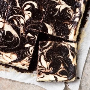 Gluten Free, Low Carb & Keto Cheesecake Brownies 🍫 Just 1.5g net carbs! #keto #ketodessert #lowcarb #brownies #glutenfree #chocolate #cheesecake #healthyrecipes