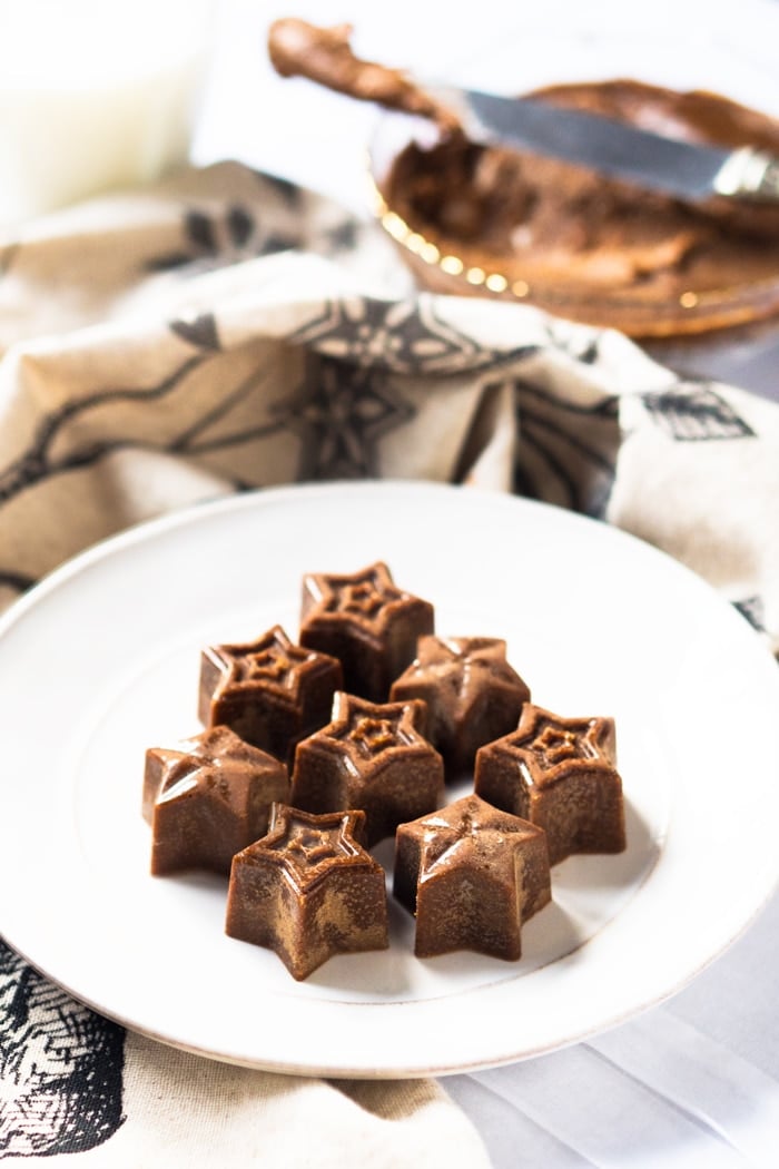 Star-shaped keto speculoos cookie butter fat bombs